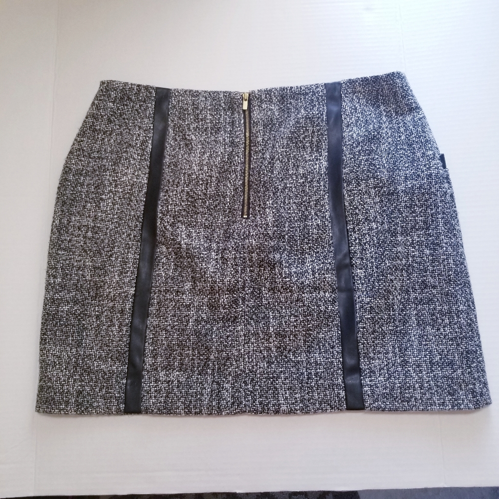 Banana Republic Mini Skirt Size 12 - Picture 2 of 7